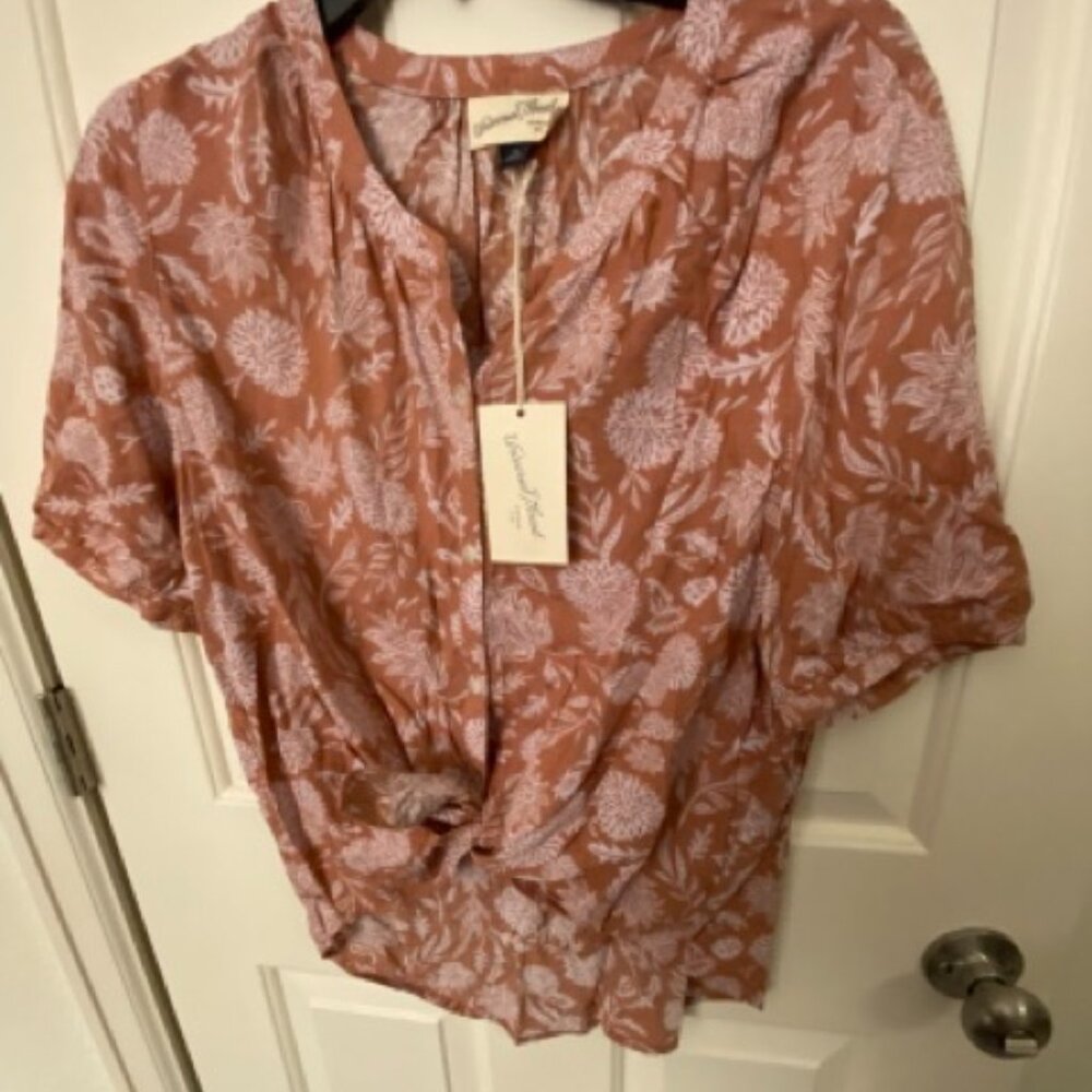 Tie-knot button up top